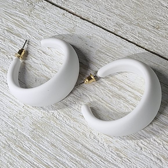 White 80's Retro Smooth Matte Texture 1.5" Semi Wide Fashion Hoop Earrings - Picture 11 of 11